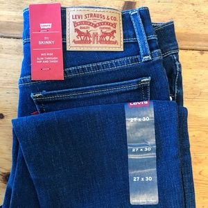 Levi’s 711 Skinny Jeans Medium Rise Medium Wash